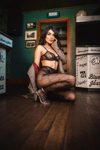 Holly_Brensonexx_ “I want you to get lost in my gaze… that your thoughts get a little dirtier with me, this is not Foto 2