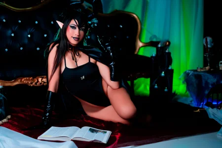 The Evil Elf is out to play tonight 😈🎃 Dare to join me?