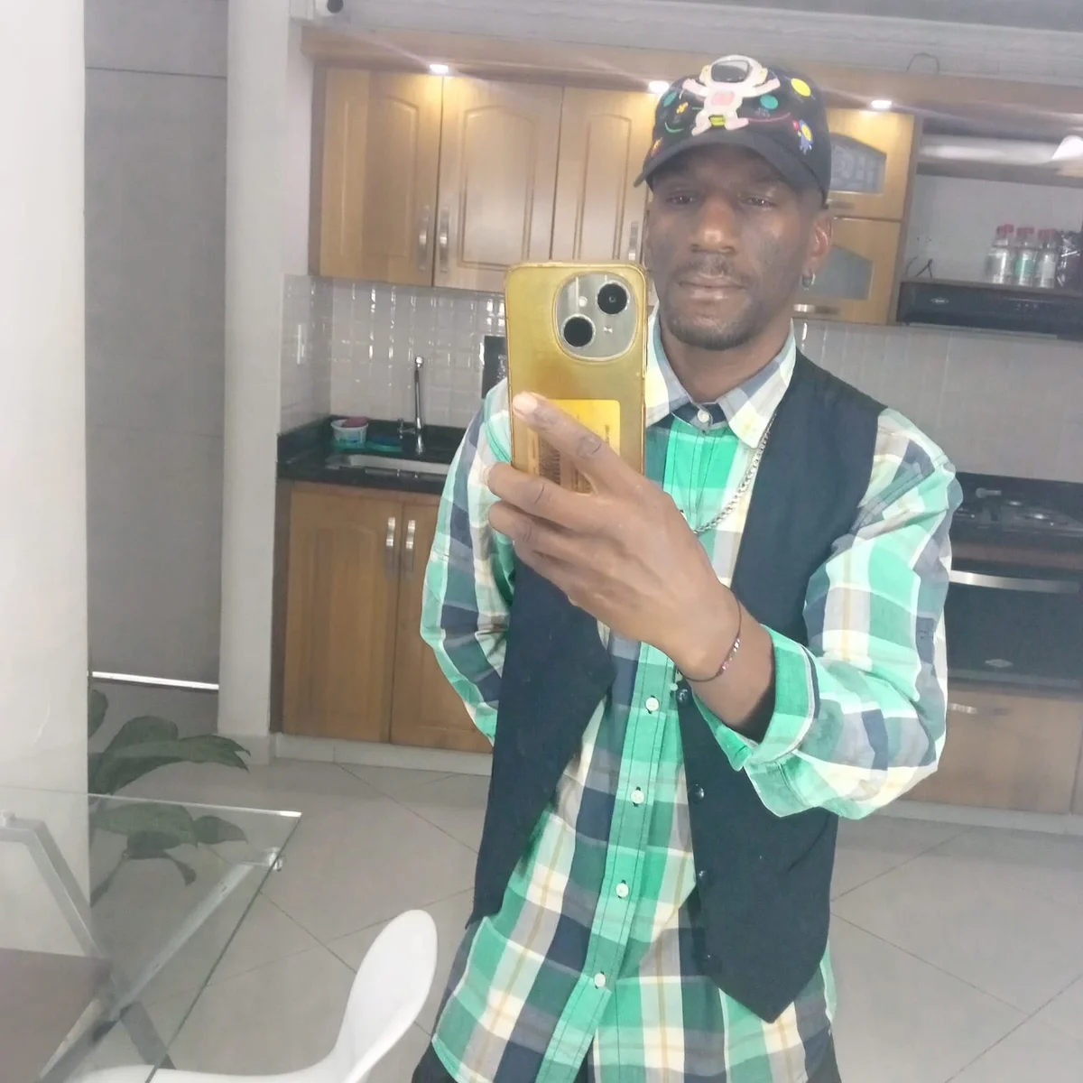 Трендове зображення  6604 Titan_Moreno_