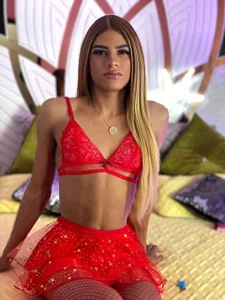 Brianna_Hots RED MAKES ME LOOK CUTE Foto 3