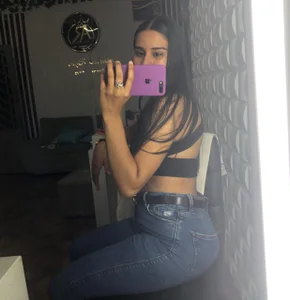 hotbrunett Public Pic