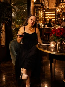 Helena_Rosse01 A glass of wine together🍷 Bilde