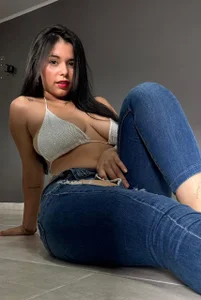 bianca_vega_ ripped jeans Pic 3