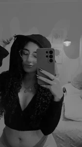Megan_Jonesss_ Your girl in black and white Bilde 3