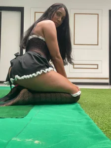 The skirt is short, but my list of secrets is longer... 💋 de ScarletDollxxx Foto 2