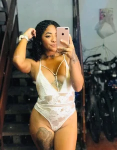 MeganLarsson siento que este traje de baño hace que mi cuerpo se vea muy bien Pic 3