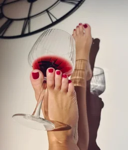 Yara-xo My sexy feet in vine glass 🍷 💋🦶 . fénykép