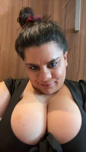 CurvySubLeah Tits Gambar