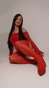 Auroraa_miller The secret is in the red 🔥💋  7টি ছবি