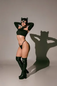 GretaVelvetのCatwoman is here🐈‍⬛🌃✨の 2枚の写真