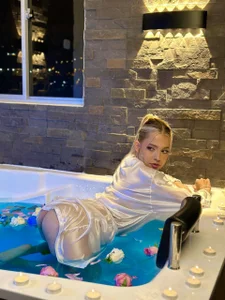 BritnyBlossom Jacuzzi 💦 Foto 3