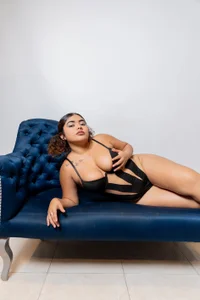 AlanaVelascos EVERYTHING YOU'RE LOOKING FOR slika 5