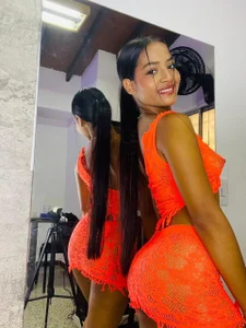 saamanthaa_luxx 𝐷𝐴𝑁𝐺𝐸𝑅𝑂𝑈𝑆 𝑇𝐸𝑀𝑃𝑇𝐴𝑇𝐼𝑂𝑁 🧡🧡 Foto 6