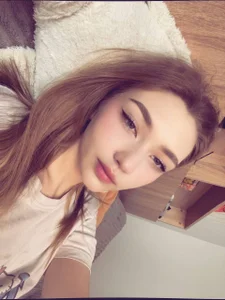 AveryBerksonI'm lying around at home图片 4