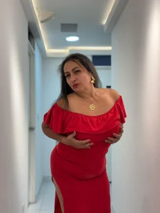 AlessandraLeroy passion red টি ছবি