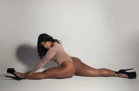 bonniekim_のBetween shadows and desiresの 3枚の写真