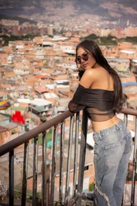 miyu_lu Between graffiti and neon lights... here I am 💚 Pic 7