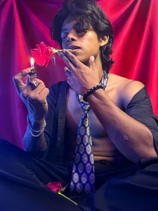 two versions of me on Valentine's Day; red shirt and roses, or black and temptation, choose de dreyk20 Foto 6