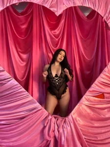 The perfect place to lose control... with me  😘😈 de SarahMiler_  5 Imagens