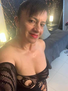 clara_heat They say black never fails... what do you think? 🖤😉  2টি ছবি