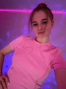 EffieFruin Just me under the pink lights 🎀 Foto