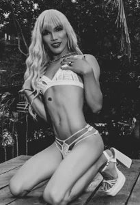 CloeRodriguez: Public ( фото)