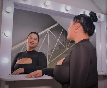 KorinaKovaa IN BLACK Foto 2