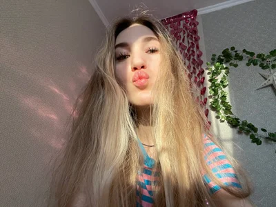 EvelynRavenwood It’s just me, moments, and a little bit of light. ✨ Pic