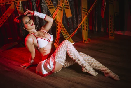 SalomeeHillsのHorny nurseの 5枚の写真