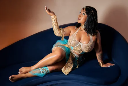 Curvy Cleopatra shining this Halloween! 👑 de KateVenegas Foto 3