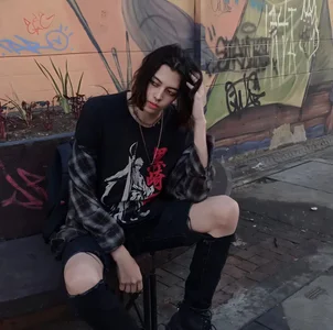 Deny__v Public Poză 2