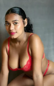 aleja_montiel__のLet me know if you like me in redの 3枚の写真