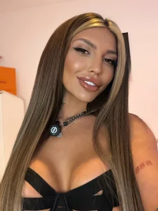 missashleylx 💎  4টি ছবি