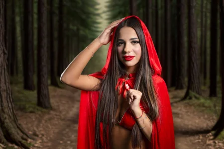 LaraKentのLittle Red Riding Hoodの 4枚の写真