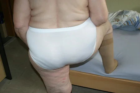 HeisseomaOriginal Mein fetter Arsch in Slips Foto 7