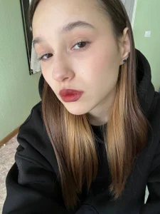 Harlybaby_2007 put on makeup before the stream Pic 2