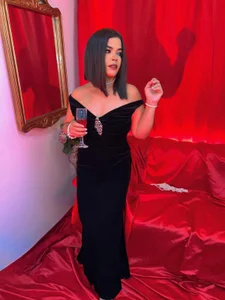 Beauty with a touch of evil 😈😏 de Abril_Beltran_  4 Imagens