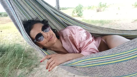 AriannaRussell_ It is not a goodbye, it is a wait for her to return tanned just for you. Immagine  5