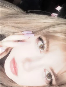 KristiBloom Public  4টি ছবি