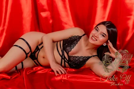 Natalie_loffreda I love how the color red highlights my body 圖片 4