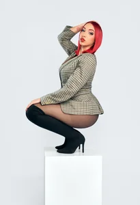 theladymonserrateshow Sexy Suit 🔥 Foto 2