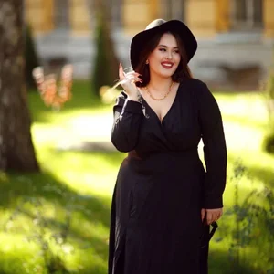 Queen_Monica_ Public slika 3