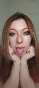 Amber_prada "Look at me... ready to make you throb in this tiny red top 😈 Come play with your naughty girl? 💦" Bilde 3