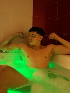 taylor_morgann Welcome to my Jacuzzi Pic 4