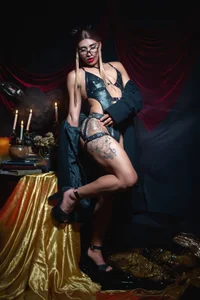 your mistress returned de Dom_venena  2 Imagens