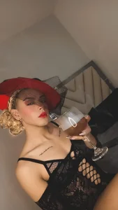 Maiskeen_Zamaraのelegant and glamorous ladyの 4枚の写真