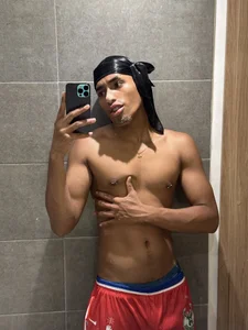 😘 de LiamByrne  2 Imagens