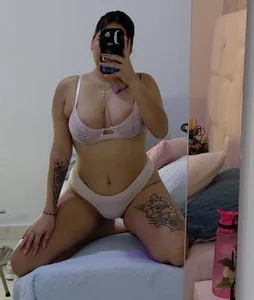 hillary_uckerman_'s Give you a passionate kiss and awaken a universe...🍒🫦❤️‍🔥🔥😈 Sex Photo 1