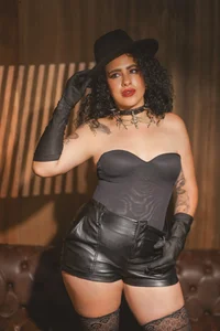 Madame Katyra in her chester sofa 🫦🍷👠 de KatyraTaylor__  4 photos