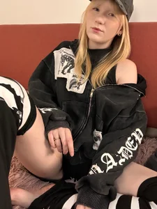 KoriMelon 🍉 Legs in cute leggings Pic 2
